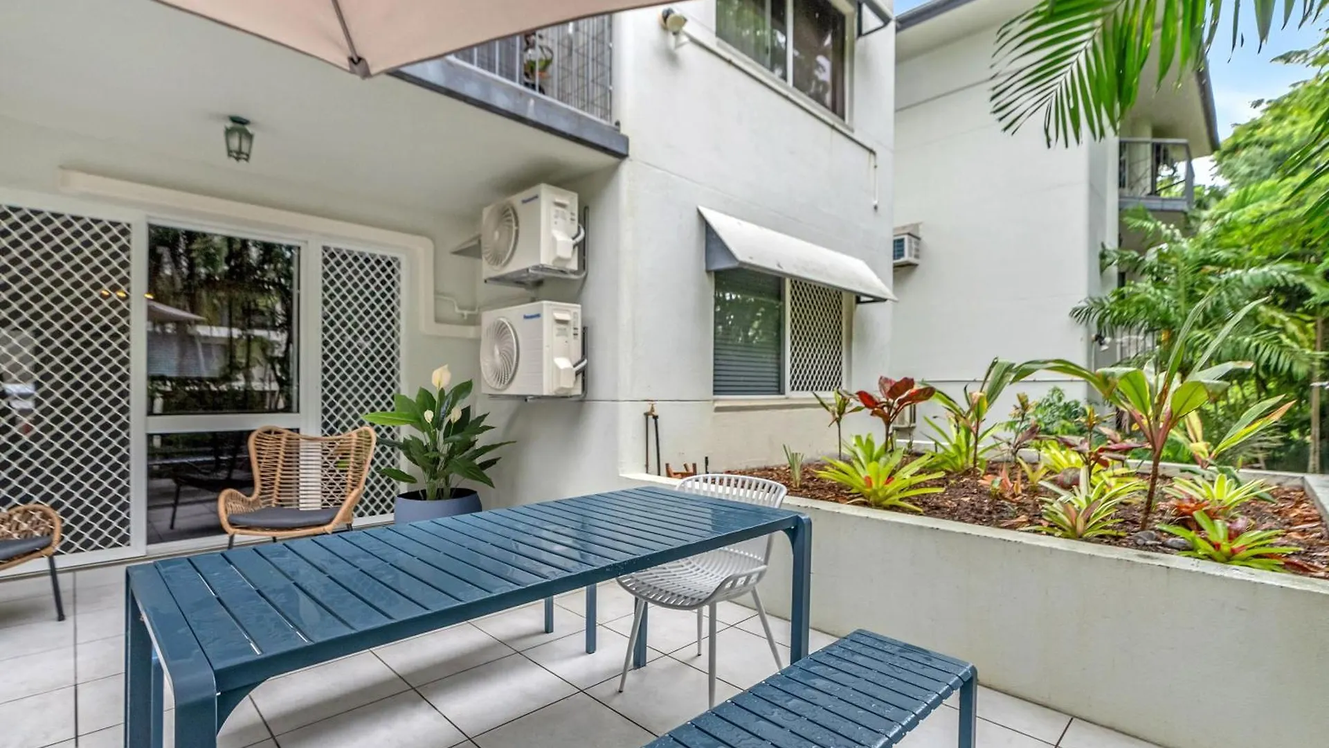 Leafy Solace - A Contemporary Cairns City Hideaway 0*,  Austrália