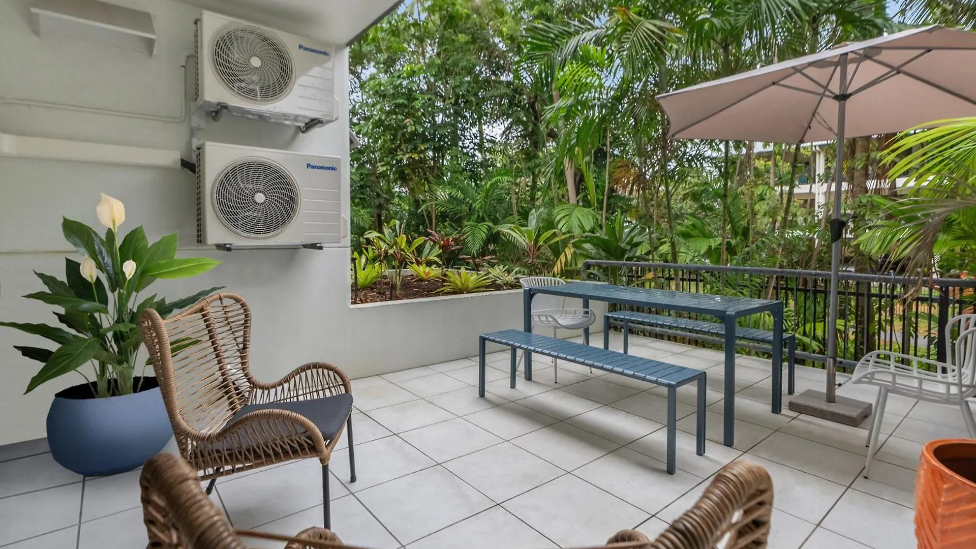 Leafy Solace - A Contemporary Cairns City Hideaway Austrália